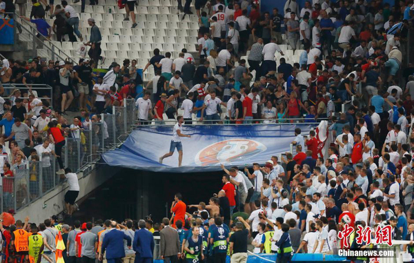 欧洲杯英俄球迷爆冲突4