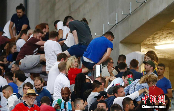 欧洲杯英俄球迷爆冲突6