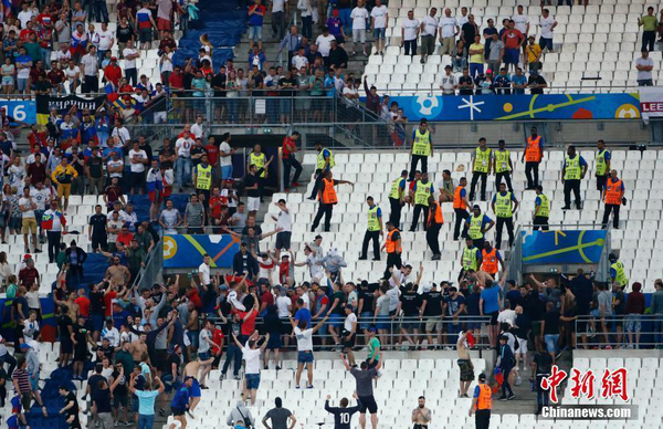 欧洲杯英俄球迷爆冲突7
