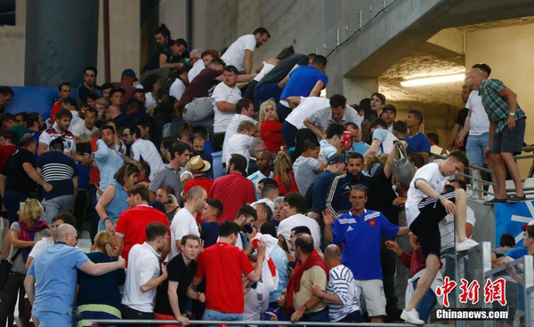 欧洲杯英俄球迷爆冲突2