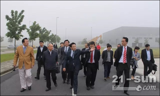 三一重工董事长梁稳根向全国政协副主席王钦敏介绍三一欧洲发展情况