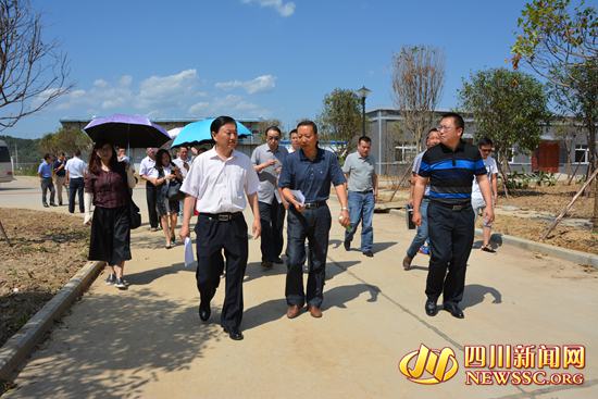 在第二污水处理厂考察