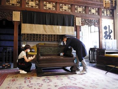 昨日，故宫养心殿，工作人员在对“垂帘听政”所在的东配殿进行文物撤陈工作。A04-A05版摄影 新京报记者 浦峰