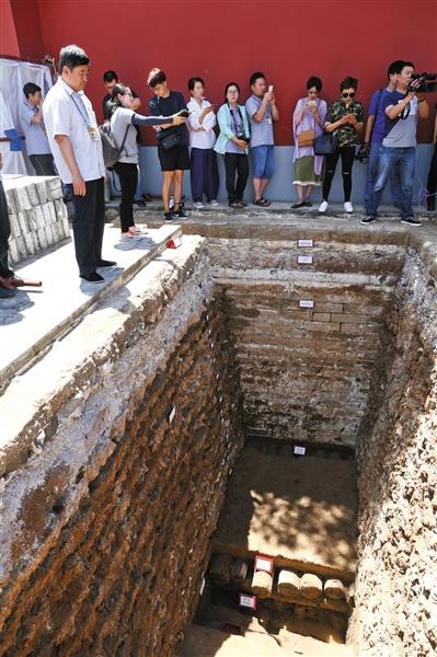 昨日，故宫慈宁宫广场，单霁翔院长介绍紫禁城首次发现明代大型宫殿建筑墙基。