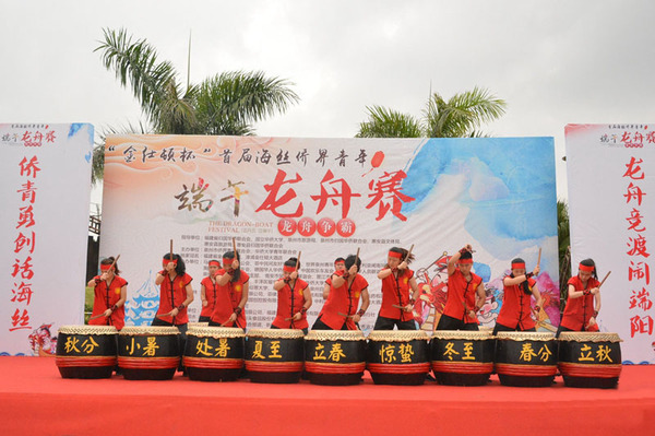 挥桨竞渡庆端午