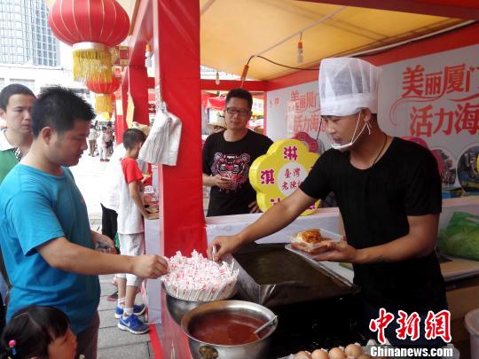 台湾士林夜市著名小吃蚵仔煎参展。杨伏山 摄