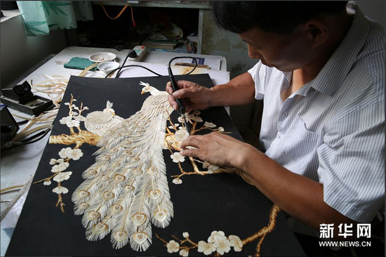 6月12日，河北省邯郸市广平县军营村农民郭顺岭在创作“麦烙画”