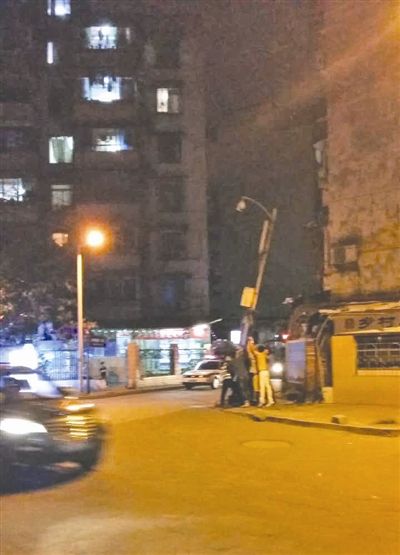 街头电杆突歪倒 两小合力伙扶一小时后默默离开