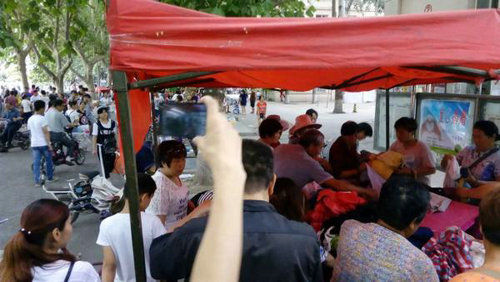 河北工程大学爱心捐赠点遭大爷大妈哄抢