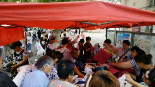 河北工程大学爱心捐赠点遭大爷大妈哄抢