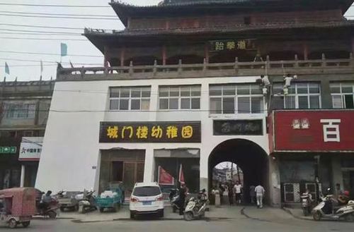 安徽一砖青色城门楼被刷成白色 城管部门已调查