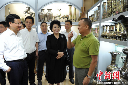 图为中国国务院侨办主任裘援平在浙江义乌国际商贸城调研考察。张茵 摄