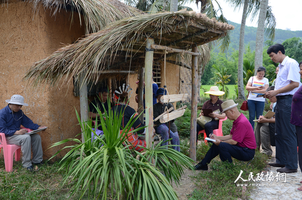 写生黎族织锦老人