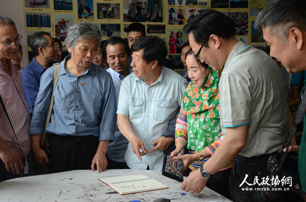 委员们指导惠安女绘画_副本