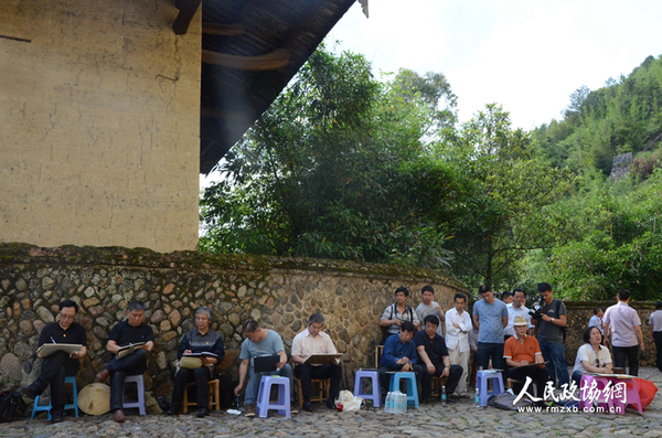 委员们在福建土楼群调研采风