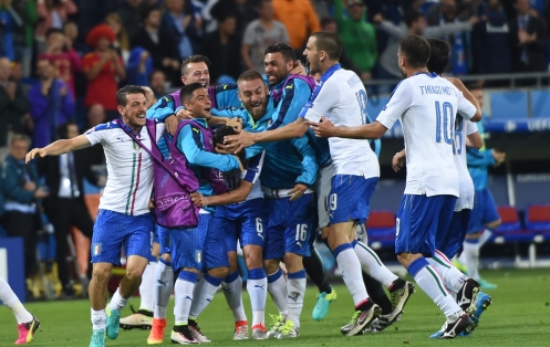 新华社照片，里昂，2016年6月14日
    （欧锦赛）（2）足球——小组赛：意大利胜比利时
    6月13日，意大利队球员在比赛后庆祝。
    当日，在法国里昂进行的2016年欧洲足球锦标赛小组赛E组比赛中，意大利队以2比0战胜比利时队。
    新华社记者陶希夷摄