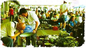 如今的文玩变得太快了。十年前没人这么说，因为那时“文玩”的概念还很模糊，文玩市场也很少；那时的商家大多实在，玩家大多懂货，买卖过程也很顺畅；那时的商家大多从容，脸上没有傲娇，言语中从未抱怨谁又抢了他的客户、谁又撬了他的代理；那时的玩家大多沉稳，身上没有戾气，也很少燃着烟盘着佛珠一口一口随着脏话往脚下吐痰。而如今，这一切已成过眼云烟，今天，笔者就带您回忆一下文玩市场从前的慢节奏生活。