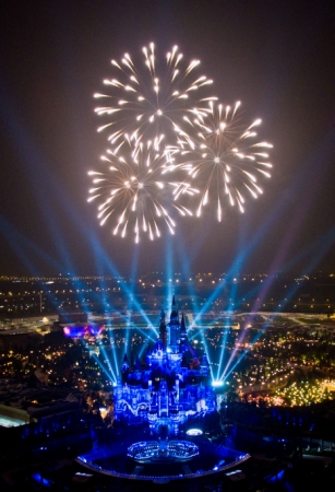 新华社照片，上海，2016年6月14日
    上海迪士尼乐园“灯光烟花秀”彩排
    6月13日拍摄的上海迪士尼乐园奇幻童话城堡“灯光烟花秀”彩排现场。
    上海迪士尼乐园将于6月16日正式开园。从6月14日起，上海迪士尼将举行为期三天的开幕庆典活动。
    新华社发（钮一新 摄）