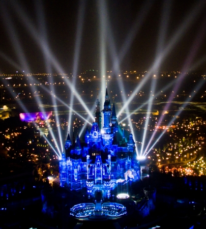 新华社照片，上海，2016年6月14日
    上海迪士尼乐园“灯光烟花秀”彩排
    6月13日拍摄的上海迪士尼乐园奇幻童话城堡“灯光烟花秀”彩排现场。
    上海迪士尼乐园将于6月16日正式开园。从6月14日起，上海迪士尼将举行为期三天的开幕庆典活动。
    新华社发（钮一新 摄）