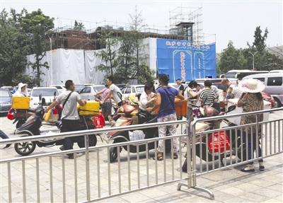 　中午时分，新会展外多名小贩叫卖盒饭