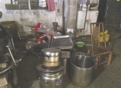 　作坊内凌乱的餐具，卫生条件堪忧