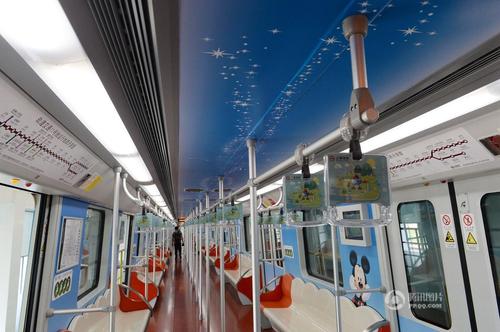 图为迪士尼主题列车内部。