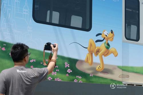 媒体在车外拍照。