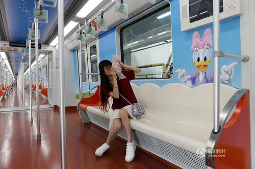 图为迪士尼主题列车内部。1