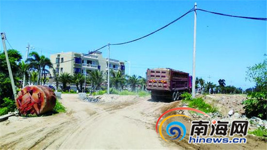 运输车辆只能通过旁边的小路出入港口，还被强行收取“过路费”。