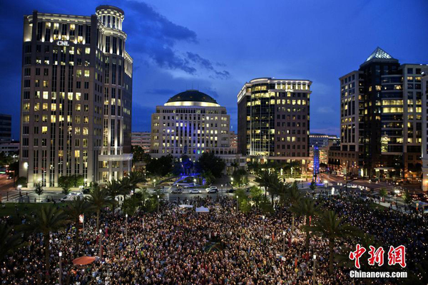 奥兰多数千民众悼念枪击案遇难者2