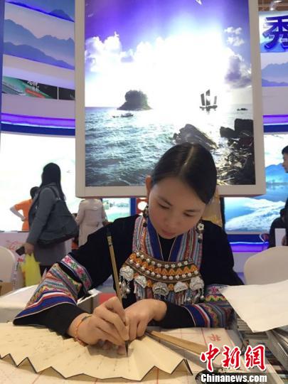 女书传人胡欣?！∈芊谜吖┩?摄