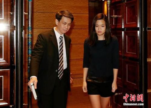 资料图：在香港被绑架的已故商人罗定邦的孙女罗君儿在香港一间酒店见传媒。中新社发