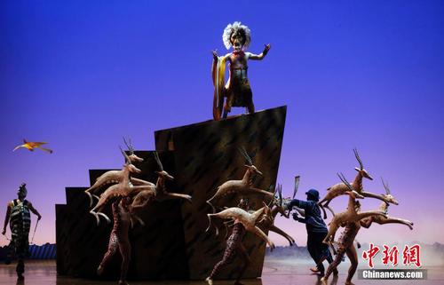 6月14日晚，迪士尼经典音乐剧《狮子王》中文版在上海举行全球首演，《狮子王》首演于1997年11月13日，中文版《狮子王》是其第9个语言版本。汤彦俊 摄