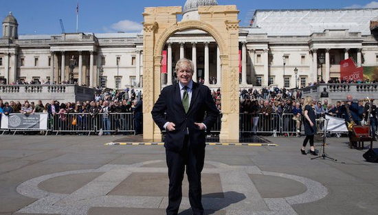 人们在伦敦复制了被毁的贝尔庙凯旋门，象征着对于暴力的反抗。