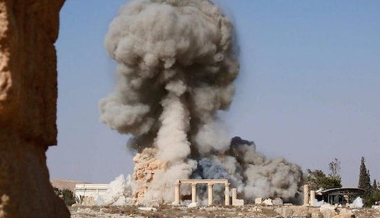 巴尔米拉城的古迹被摧毁。