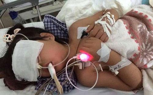 青岛女婴被锁车内 孩子的安全问题给所有父母敲响警钟