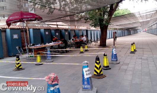 6月3日下午，记者在潘家园旧货市场合同签订处看到，有三三两两的摊主前往签订合同?！熬刃蛞丫指凑Ａ?。”潘家园市场办公室一位工作人员对记者说。（《中国经济周刊》记者 姚冬琴|摄）