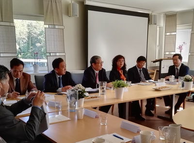 阿林议长对中国全国政协代表团访问瑞典表示热烈欢迎。他说，当前瑞中关系及各领域务实合作势头良好，瑞方高度重视加强瑞中两国议会间的交流，增进两国和两国人民之间的友好与信任。周文重对阿林议长和瑞方热情友好的接待表示感谢，表示将努力加强两国议会与人民间的交流，致力于双边关系发展，增进彼此了解，拓展多领域合作。