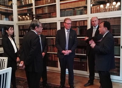 访瑞期间，中国全国政协代表团与瑞典议会外委会副主席恩斯特伦等10多名瑞各党议员举行了座谈，与瑞典安全和发展政策研究所所长施万通等多位瑞典著名专家学者进行了交流，并访问了沃尔沃、爱立信等知名企业，与瑞方就中瑞议会往来、双边经贸科技合作、“一带一路”倡议和双方关心的双边、地区与国际问题进行了深入交流。中国驻瑞典大使陈育明参加了上述活动。