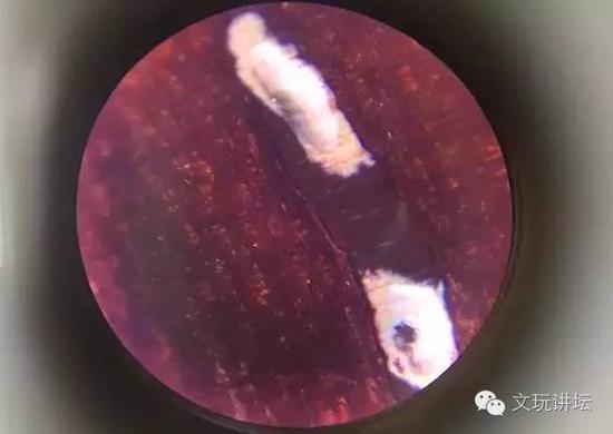 图中“金星”即白色部分表面粗糙无光泽，填充物平行光整，硬实