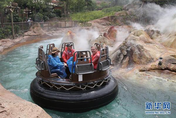 上海迪士尼今日开园 “白雪公主”微笑迎客2