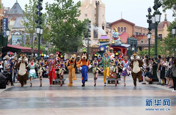 上海迪士尼今日开园 “白雪公主”微笑迎客4