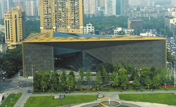 从顶上看博物馆犹如“金镶玉”。