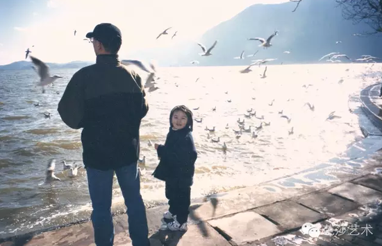 张晓刚与女儿，2000年于昆明