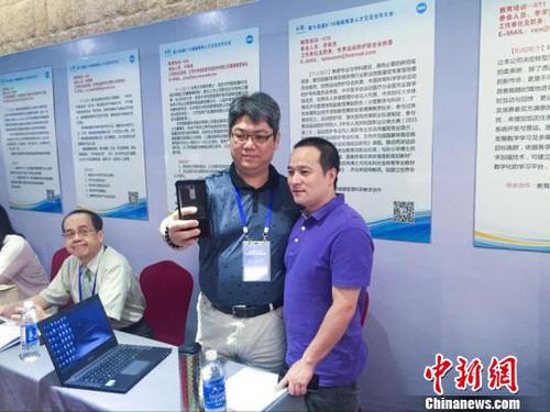 图为两岸企业负责人洽谈后合影留念?！×至?摄