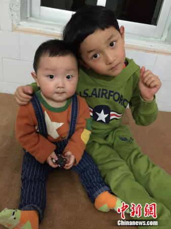 图为涂小龙的两个孩子，左边是涵涵，右边是凯凯。受访者供图