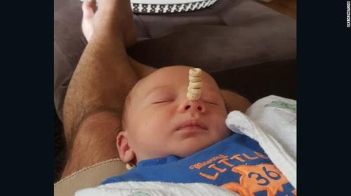 昆恩在社交网站上发图，并配文写道：“我们来看看会发生什么吧，我觉得五个已经是不可超越的了！”原本只是一个消磨时间的傻瓜游戏，现在已经成为好胜的爸爸们，相互竞争的方式了。