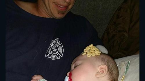 有一位爸爸堆起了20个，还有一位爸爸别出心裁的堆起了金字塔式的麦片圈。