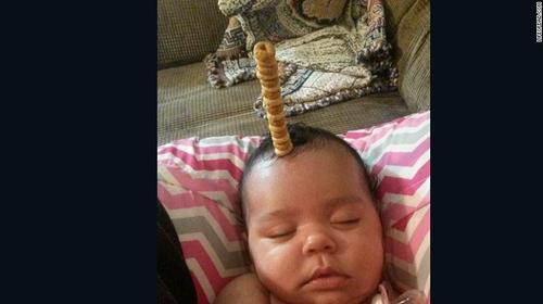 这张在宝宝脸上堆麦片圈的图片，迅速地走红于网络。有越来越多的网友接力上传了自己的“麦片挑战”。