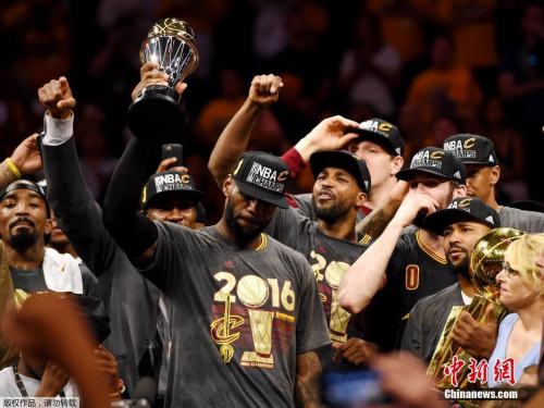 詹姆斯从此比肩乔丹